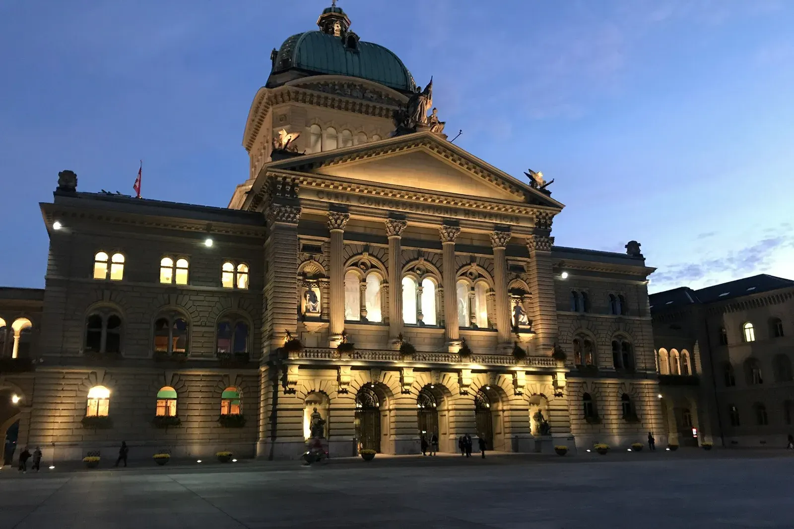 Le Palais fédéral à Berne, à la tombée du jour